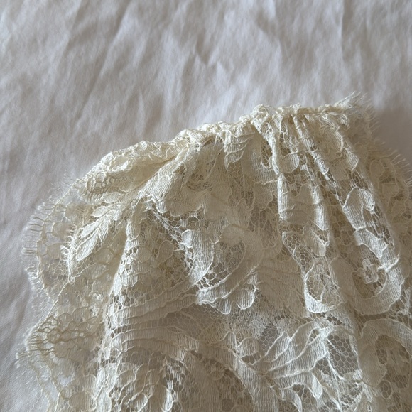 Ivory lace top, never worn, v-neck ruched cap sleeves, size cut out, fits as M - Picture 3 of 10